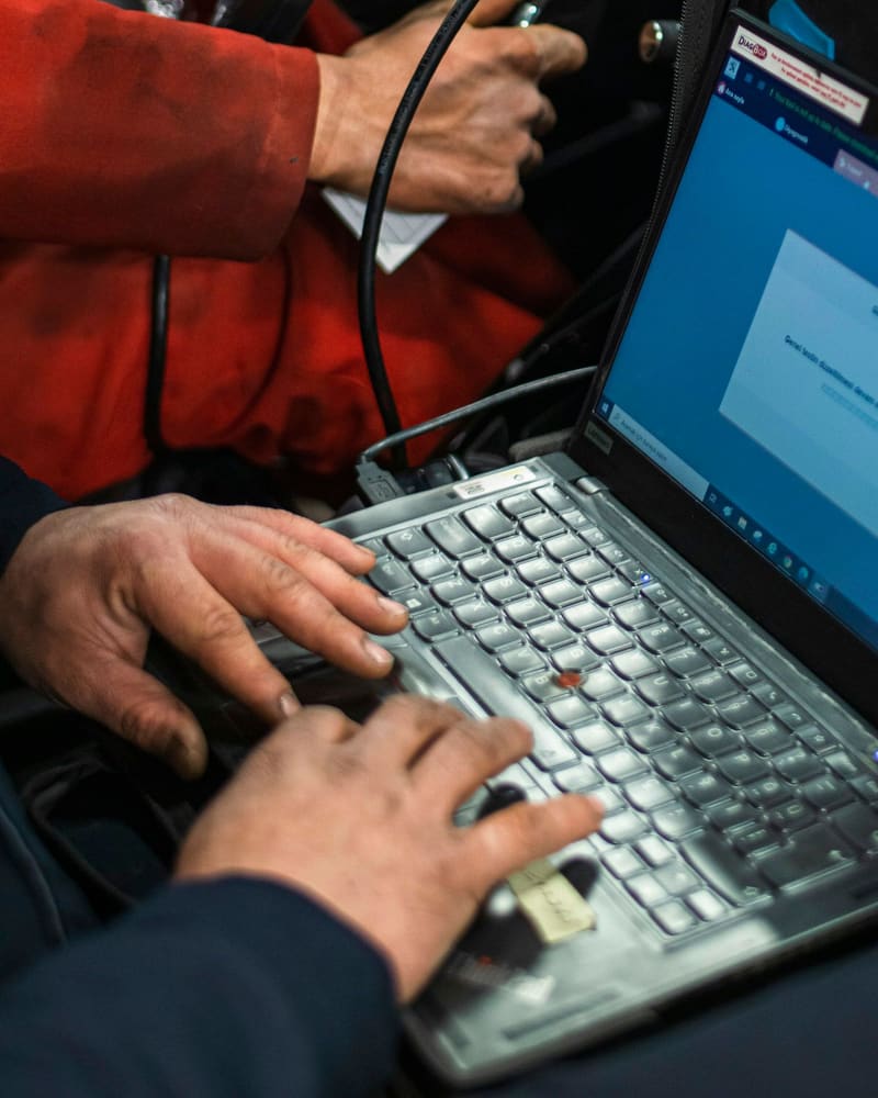 Diagnosdator kopplad till en bil